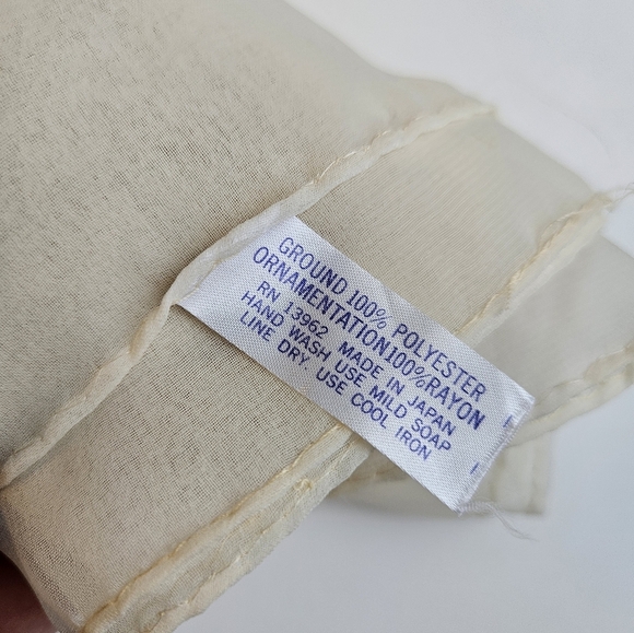 Elegant Cream Scarf with Rose Embroidery - Picture 3 of 5